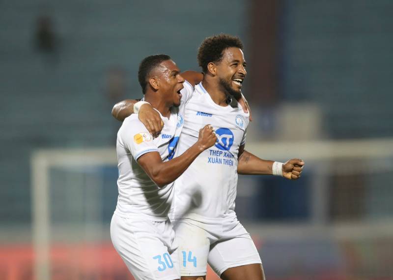 Xuất thân và hành trình đến với bóng đá chuyên nghiệp